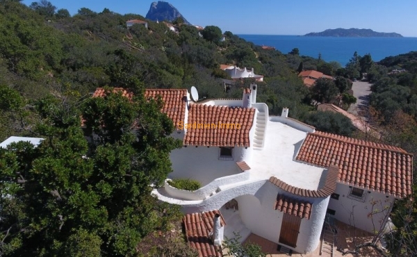 Kleine stilvolle Villa mit Meerblick in ruhiger Zone